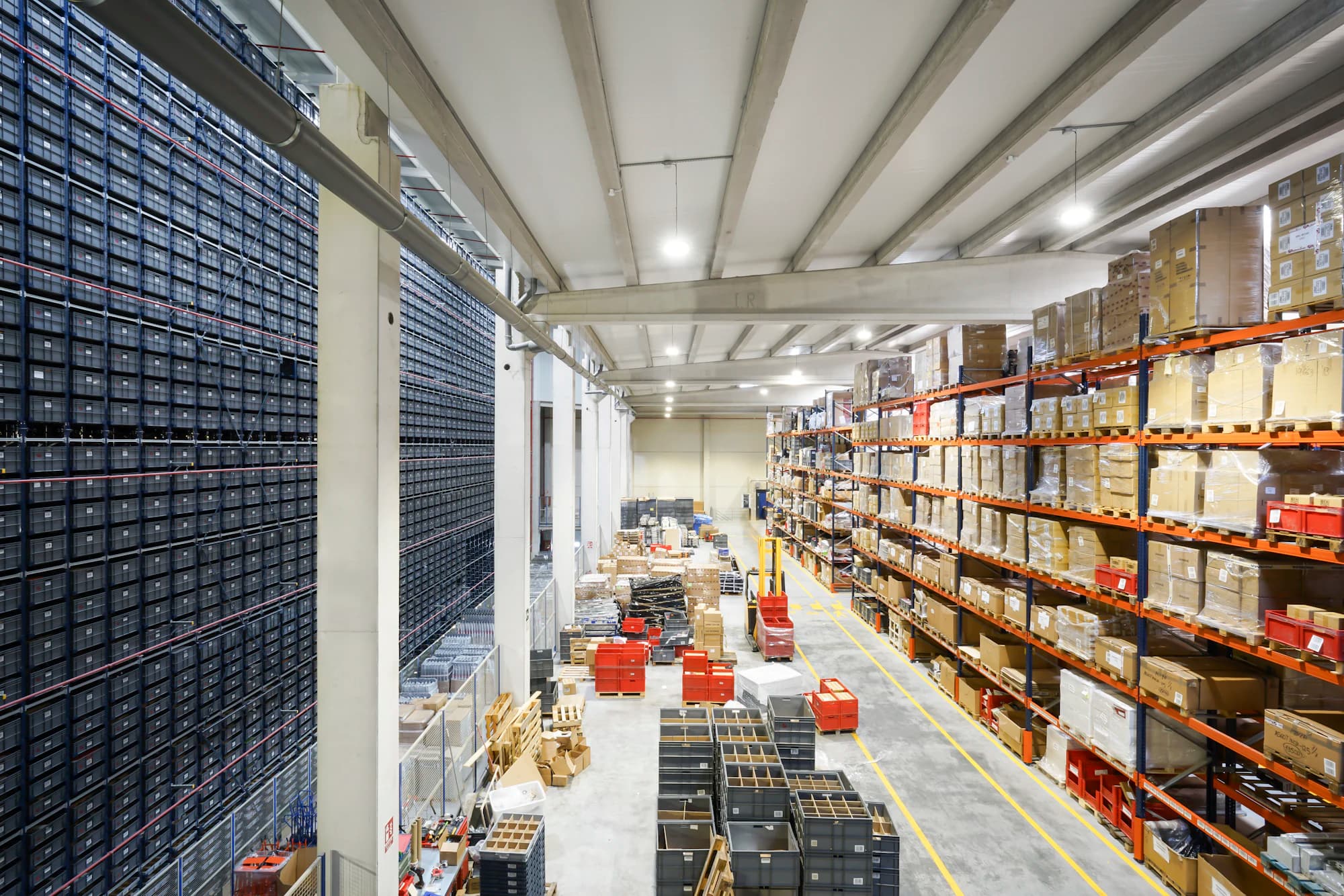 Interno di un capannone industriale in sicurezza
